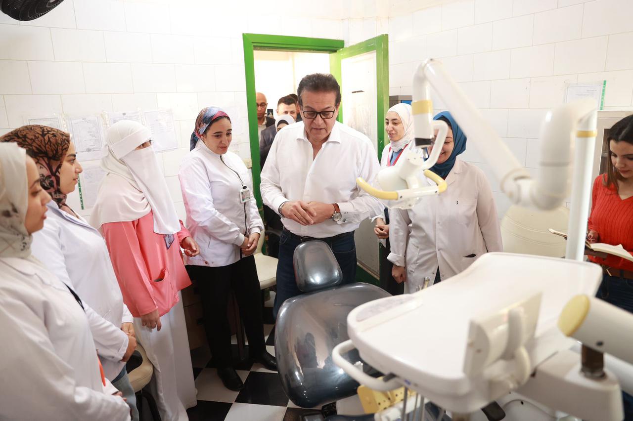 د. خالد عبدالغفار خلال جولته الميدانية على المستشفيات