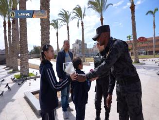 احتفالًا بعيد الفطر، رجال الشرطة يوزعون الورود على المواطنين في مختلف المحافظات