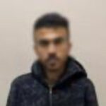 القبض على شخص يبتز المواطنين على الإنترنت 