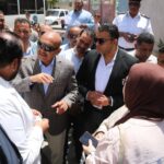 محافظ السويس يستجيب لشكوى مواطنة خلال جولة ميدانية