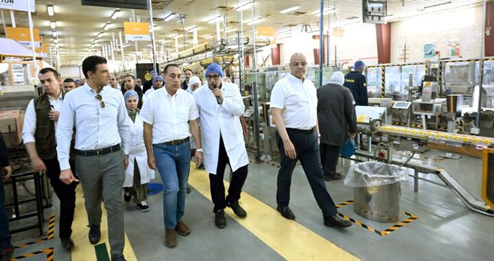 رئيس الوزراء يفتتح خط إنتاج جديد لمصنع “ليبتون تيز أند إنفيوجنز” ببرج العرب الجديدة