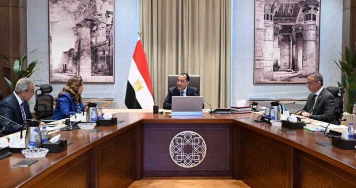 رئيس الوزراء يتابع الموقف التنفيذي للمشروعات التنموية والخدمية في محافظة الجيزة