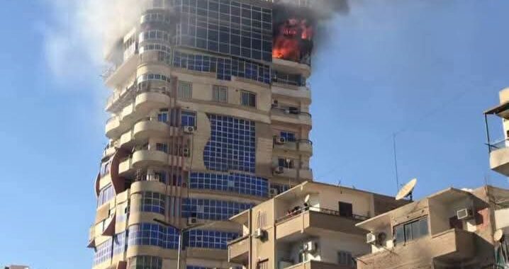 حريق داخل برج معهد الاتصالات بسوهاج.. والدفع بسيارات الإطفاء للسيطرة على النيران