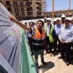 وزير النقل يتفقد مواقع العمل بالخط الأول من شبكة القطار الكهربائي في المسافة من مطروح حتى النوبارية