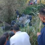 مصرع زوجان وشاب في انقلاب سيار داخل مصرف بطريق ميت معلا بمشتول السوق