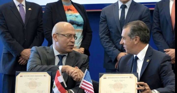 قنصل مصر العام في لوس أنجلوس يتسلم ٤٨ قطعة أثرية مصرية مستردة من الولايات المتحدة