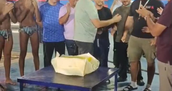 كرة الماء والغطس يستقبلان محمد عبد الكريم بممر شرفي في الزمالك احتفالًا بإنجاز ناشئات اليد