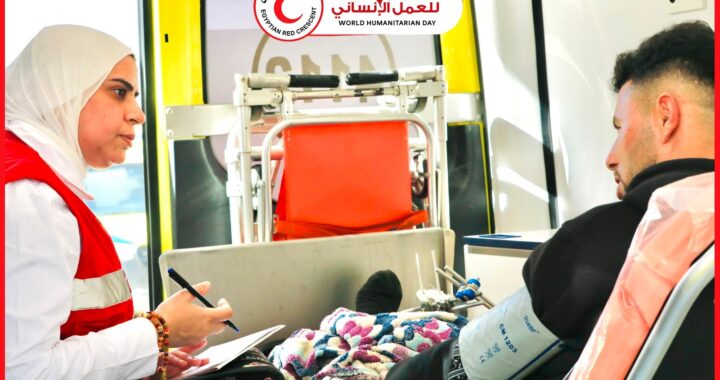 استقبال إنسانى من الهلال الأحمر المصري لشاب فلسطيني فقد زوجته وشقيقته وساقيه