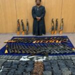 الداخلية تحبط محاولة جلب 52 بندقية آلية بسوهاج.. ومصرع عنصر شديد الخطورة واصلت وزارة الداخلية توجيه الضربات الإستباقية للعناصر الإجرامية من جالبى ومتجرى الأسلحة النارية والذخائر غير المرخصة.  أكدت معلومات وتحريات قطاع مكافحة المخدرات والأسلحة والذخائر غير المرخصة بالتنسيق مع أجهزة الوزارة المعنية قيام (عنصرين إجراميين شديدى الخطورة) بمحاولة جلب كمية من الأسلحة النارية والذخائر غير المرخصة تمهيداً للإتجار بها.   عقب تقنين الإجراءات تم إعداد الأكمنة اللازمة لهما ، وإستهدافهما بمشاركة قطاع الأمن المركزى بنطاق محافظة سوهاج ، وقد أسفر التعامل عن مصرع أحدهما (سبق إتهامه والحكم عليه فى عدد من القضايا أبرزها “إتجار بالمخدرات، إتجار بالأسلحة النارية غير المرخصة، سرقة بالإكراه”) وضبط الثانى .  وضُبط بحوزتهما (52 بندقية آلية – أكثر من 5 ألاف طلقة مختلفة الأعيرة).. هذا وتقدر القيمة المالية للمضبوطات بحوالى 10 ملايين جنيه.  تم اتخاذ الإجراءات القانونية.