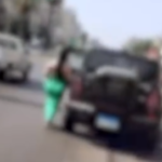 «خبطتني من ورا».. سائق دراجة نارية يصالح قائدة سيارة أجنبية بعد تصادم بمصر الجديدة