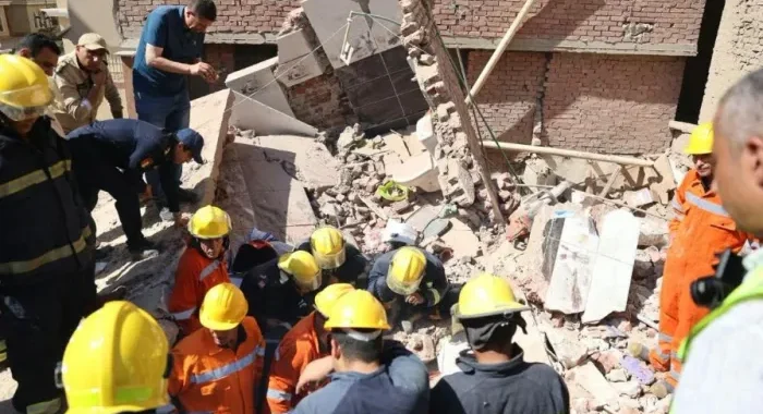 اصابة 12 عاملا في انهيار سقف مبنى تحت الإنشاء بمدينة بدر